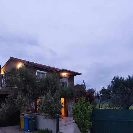 House Mablo With Pool & Jacuzzi Шибеник