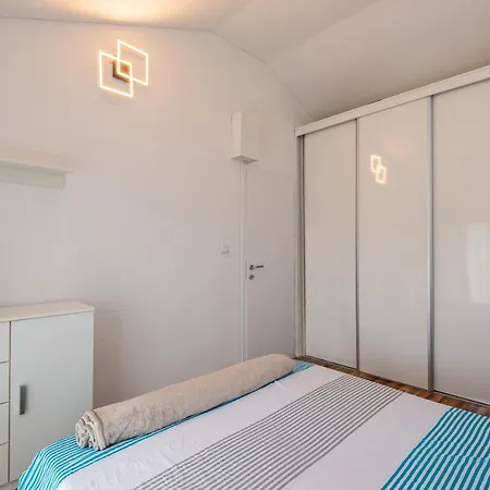 House Mablo With Pool & Jacuzzi Шибеник