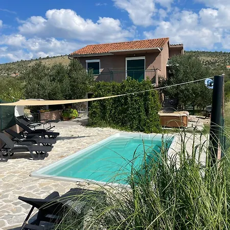 Dom wakacyjny House Mablo With Pool & Jacuzzi *