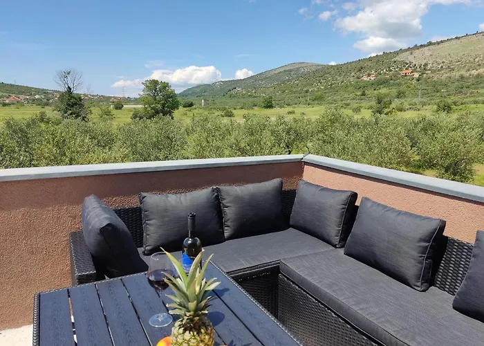 House Mablo With Pool & Jacuzzi בית נופש שיבניק